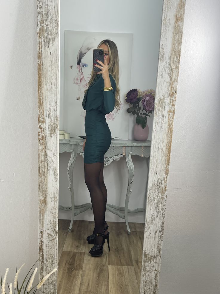 Vestido verde con solapa de lentejuelas