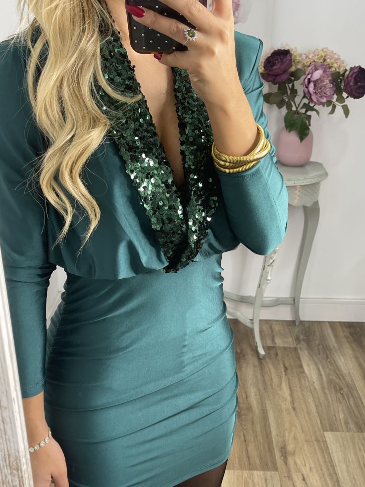 Vestido verde con solapa de lentejuelas