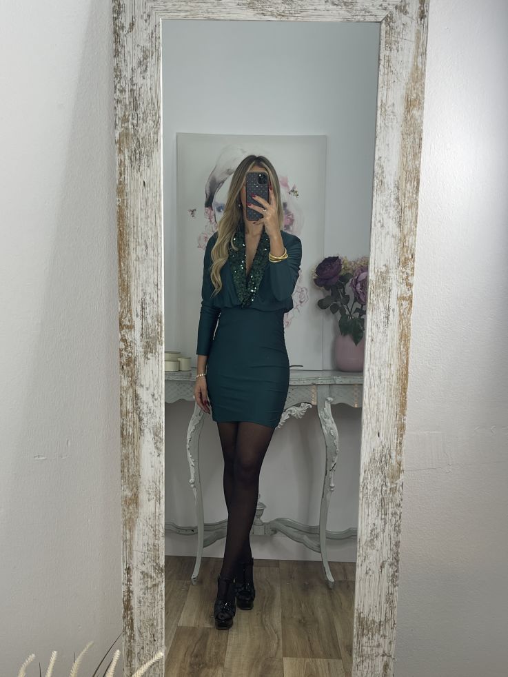 Vestido verde con solapa de lentejuelas