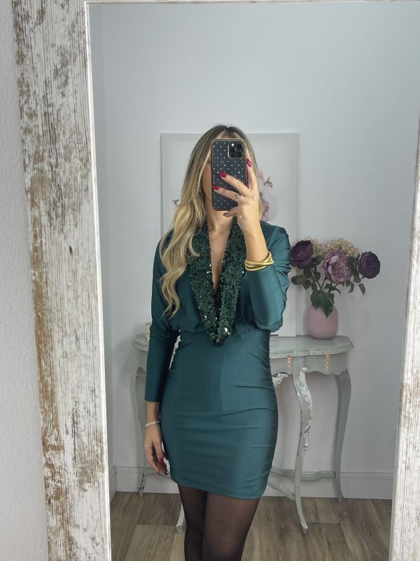 Vestido verde con solapa de lentejuelas