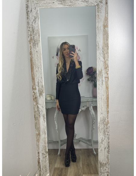 Vestido negro con solapa de lentejuelas