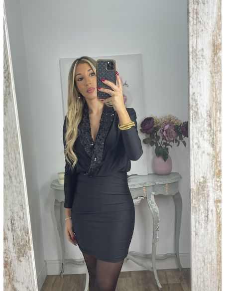 Vestido negro con solapa de lentejuelas