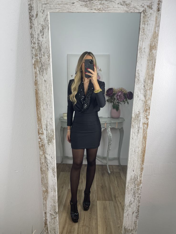 Vestido negro con solapa de lentejuelas