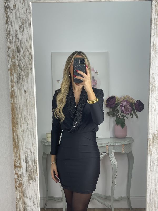 Vestido negro con solapa de lentejuelas