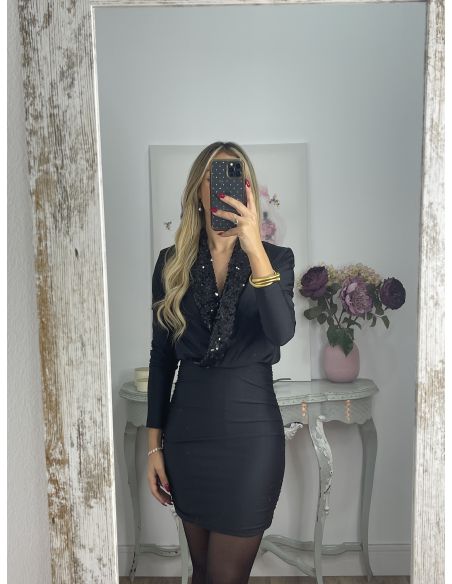 Vestido negro con solapa de lentejuelas