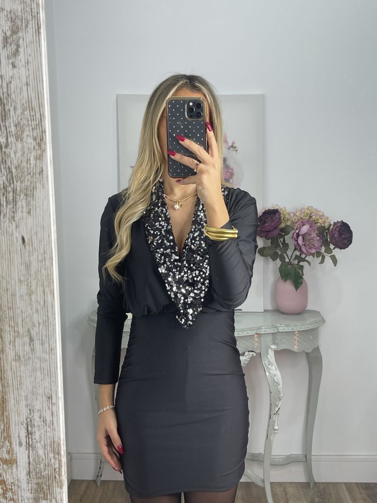 Vestido negro con solapa de lentejuelas plateadas