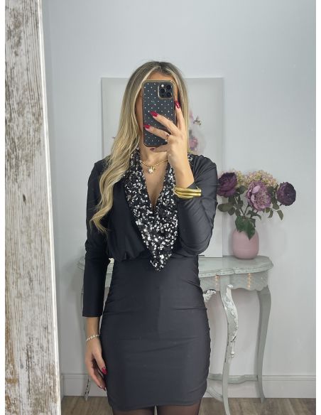 Vestido negro con solapa de lentejuelas plateadas