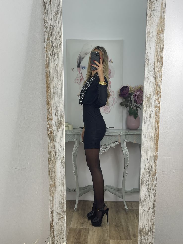 Vestido negro con solapa de lentejuelas plateadas