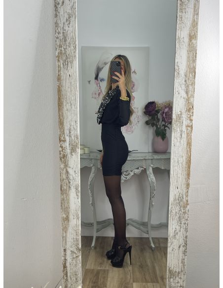 Vestido negro con solapa de lentejuelas plateadas