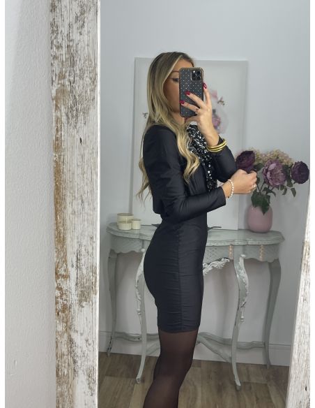 Vestido negro con solapa de lentejuelas plateadas