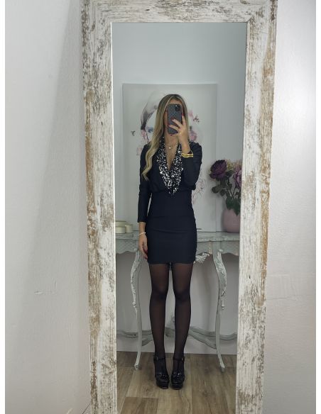 Vestido negro con solapa de lentejuelas plateadas