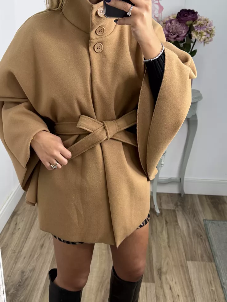 Capa tres botones camel