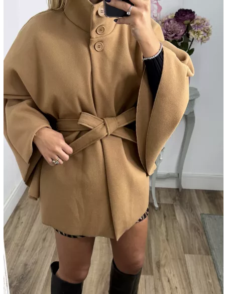 Capa tres botones camel