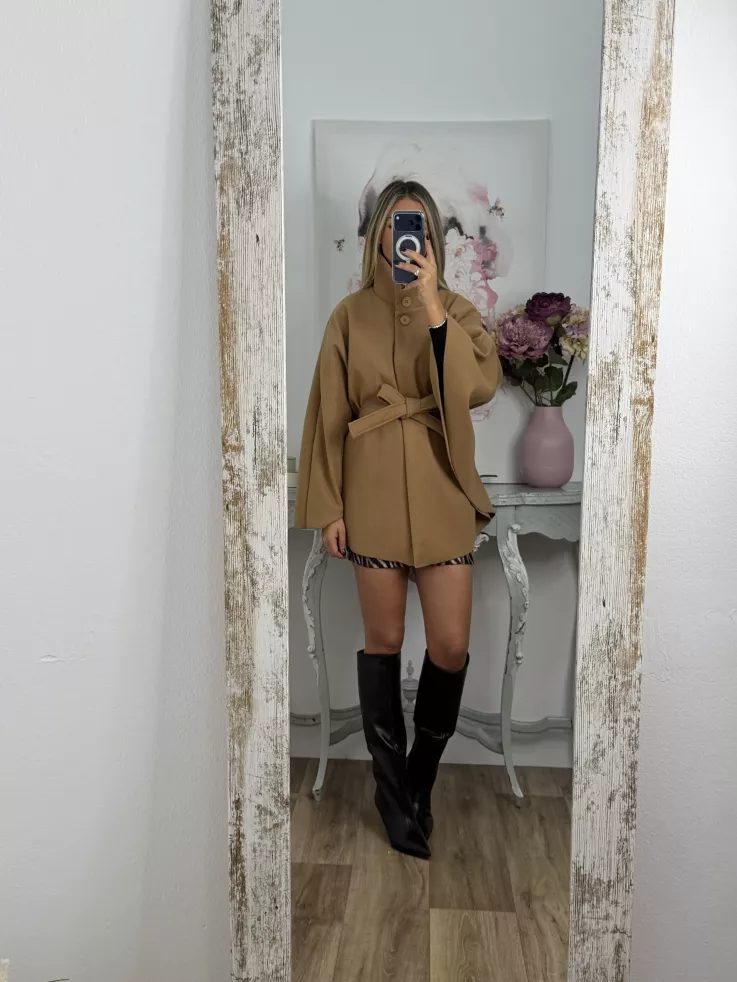 Capa tres botones camel