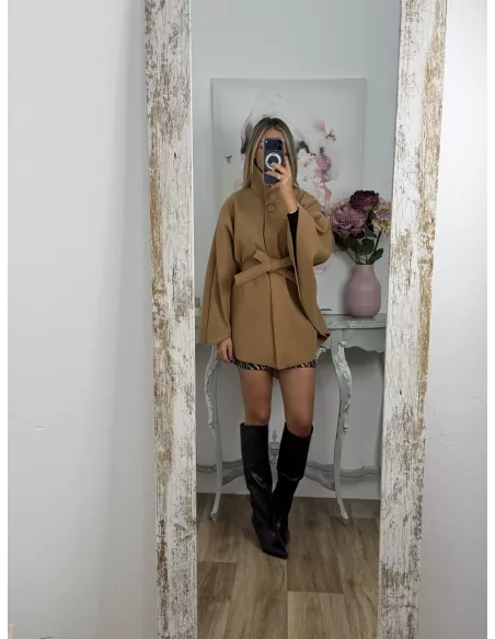 Capa tres botones camel