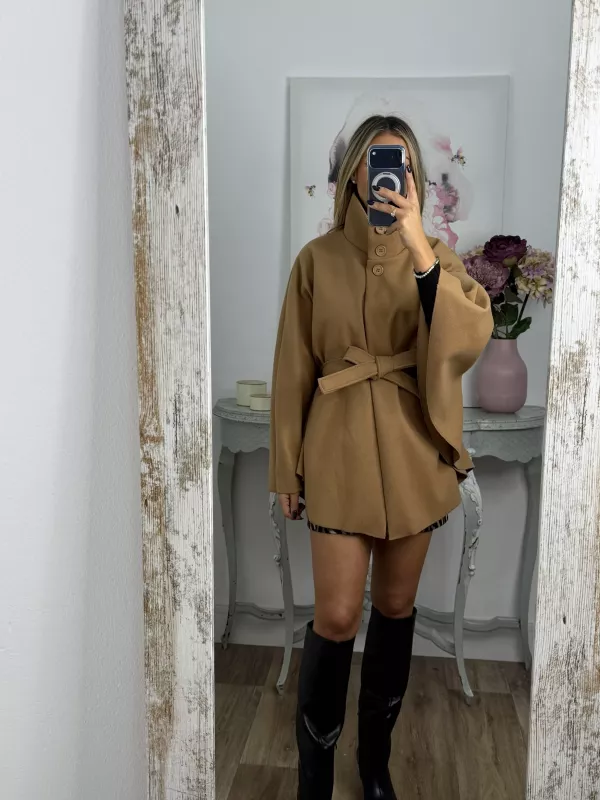 Capa tres botones camel