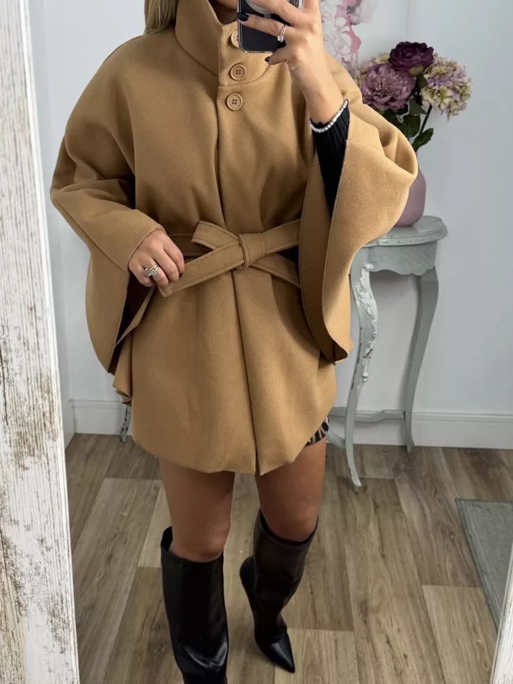 Capa tres botones camel