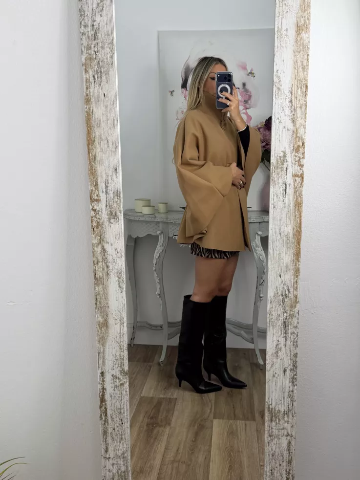 Capa tres botones camel