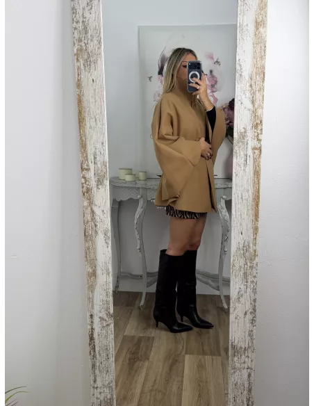 Capa tres botones camel