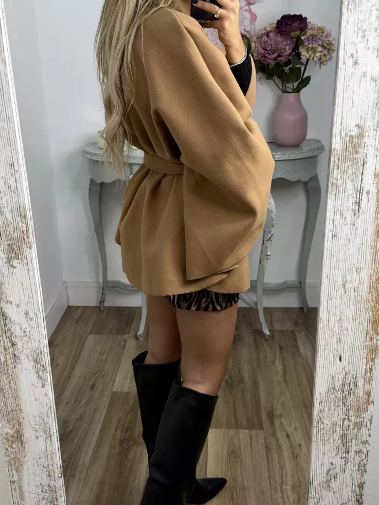 Capa tres botones camel