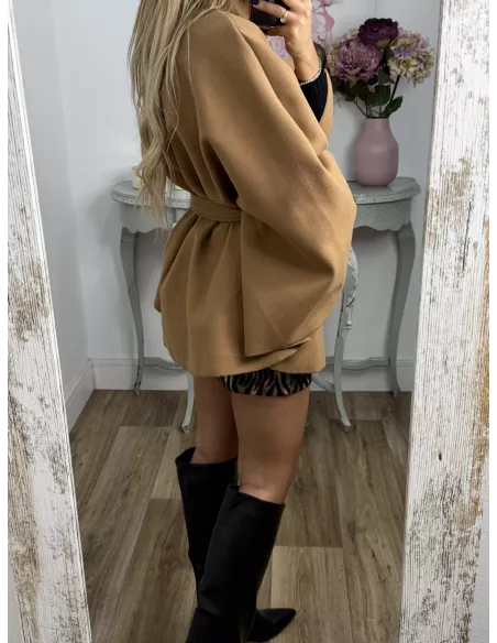 Capa tres botones camel