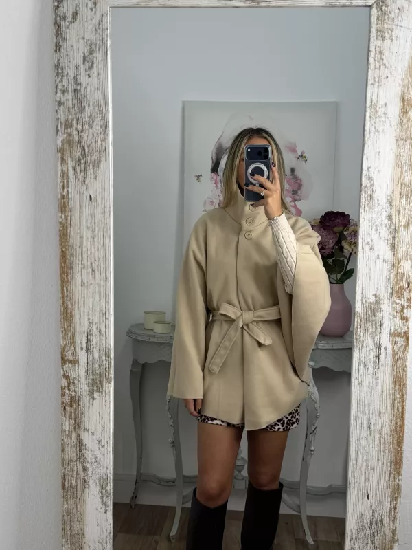 Capa tres botones beige