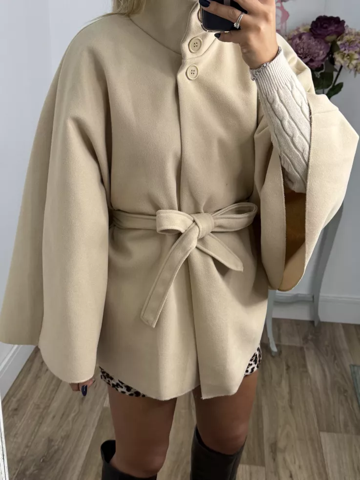 Capa tres botones beige