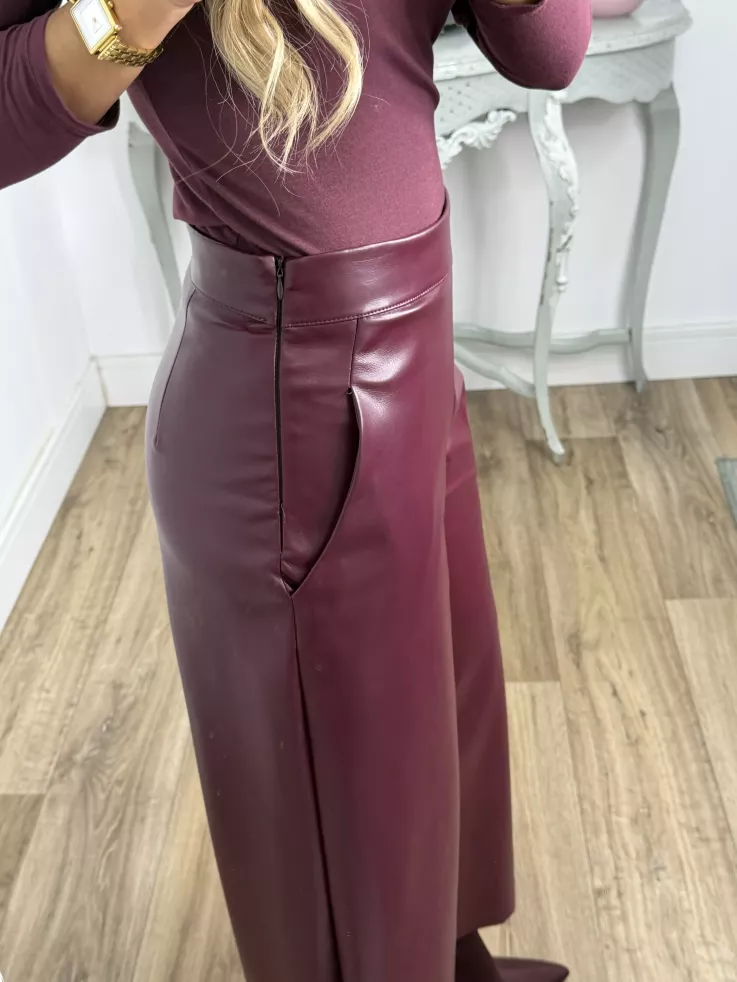 Pantalón culotte polipiel burdeos