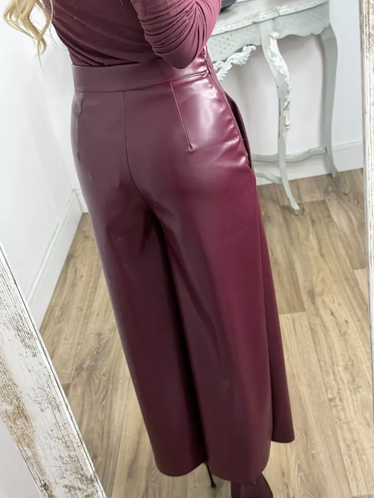 Pantalón culotte polipiel burdeos