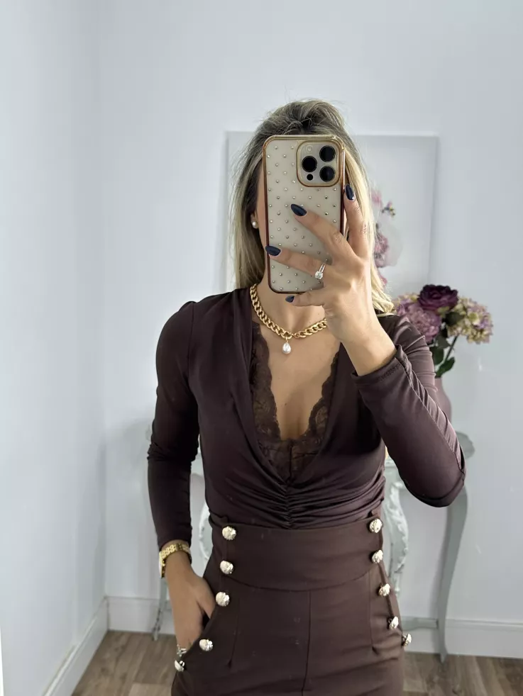 Body marrón con puntilla escote