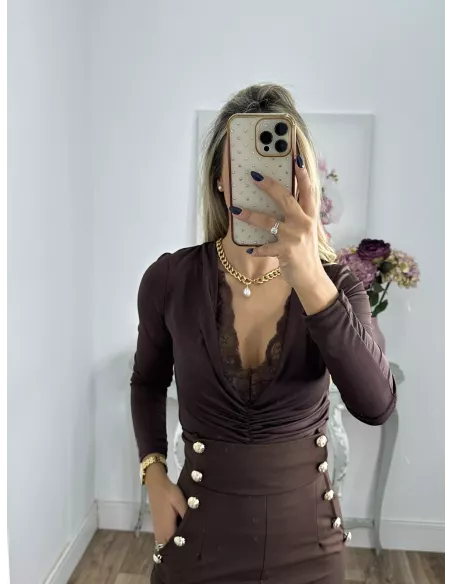 Body marrón con puntilla escote