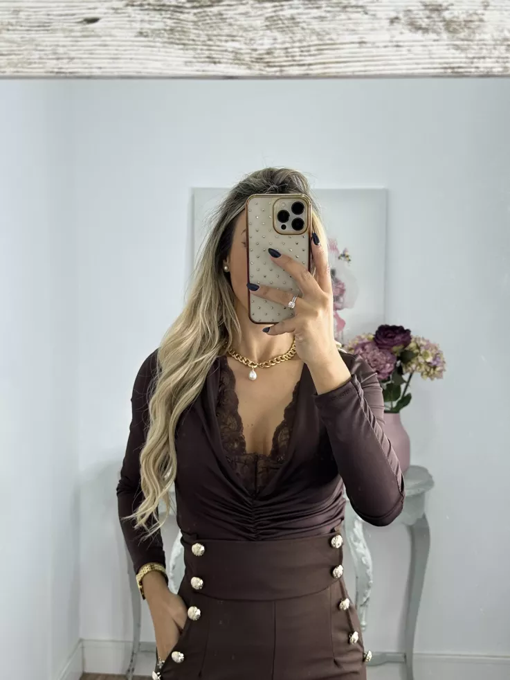 Body marrón con puntilla escote