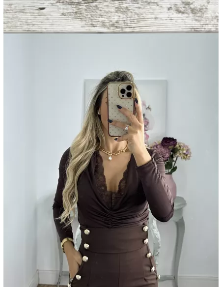 Body marrón con puntilla escote