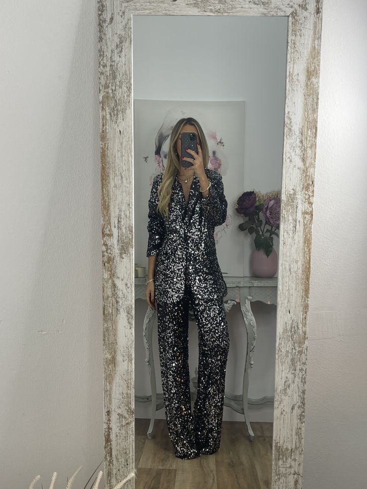 Chaqueta Letizz negra y plateada de lentejuelas
