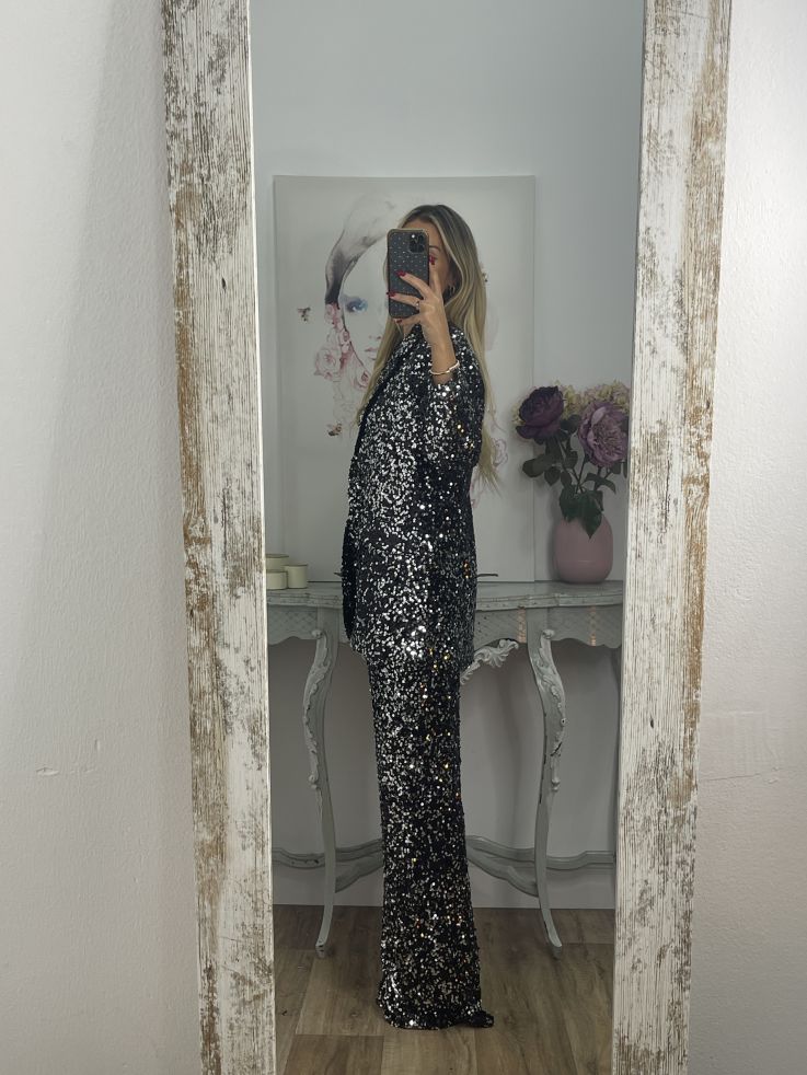 Chaqueta Letizz negra y plateada de lentejuelas