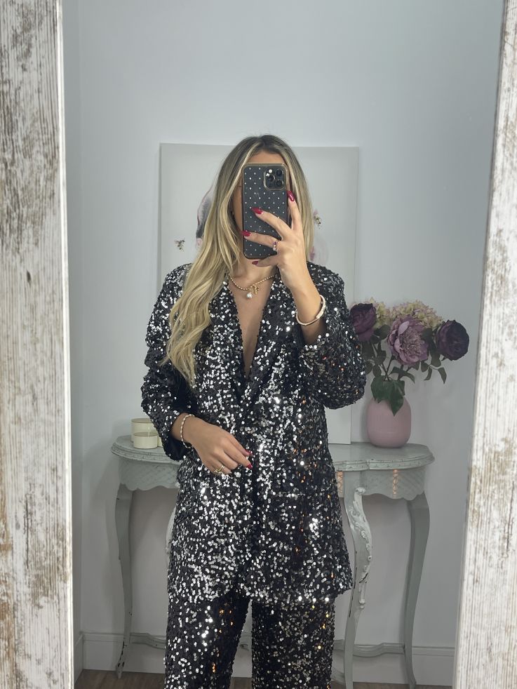 Chaqueta Letizz negra y plateada de lentejuelas