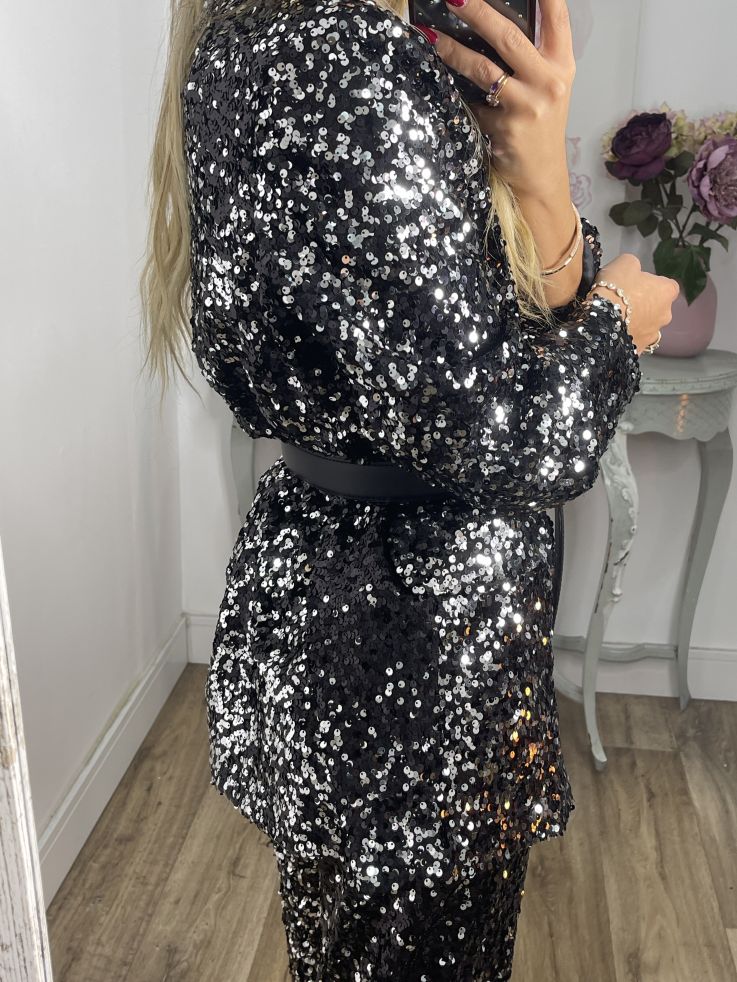 Chaqueta Letizz negra y plateada de lentejuelas