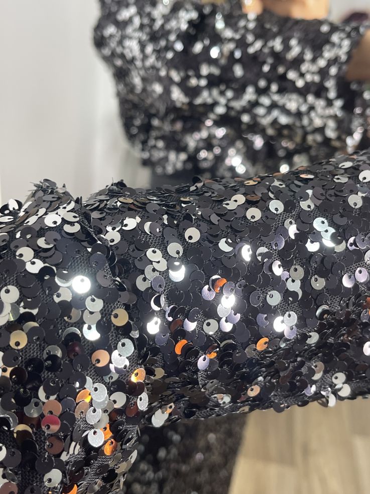 Chaqueta Letizz negra y plateada de lentejuelas