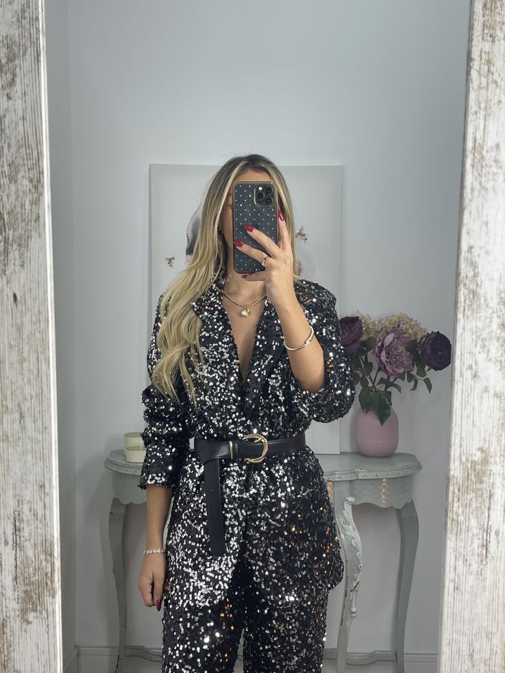 Chaqueta Letizz negra y plateada de lentejuelas