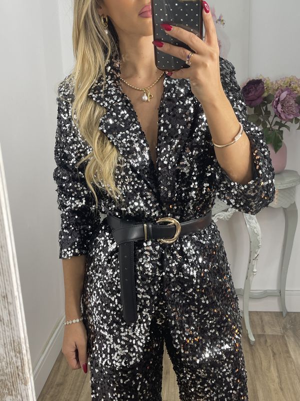 Chaqueta Letizz negra y plateada de lentejuelas