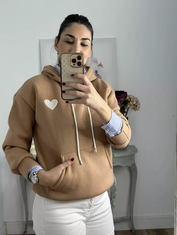 Sudadera camel capucha con corazón