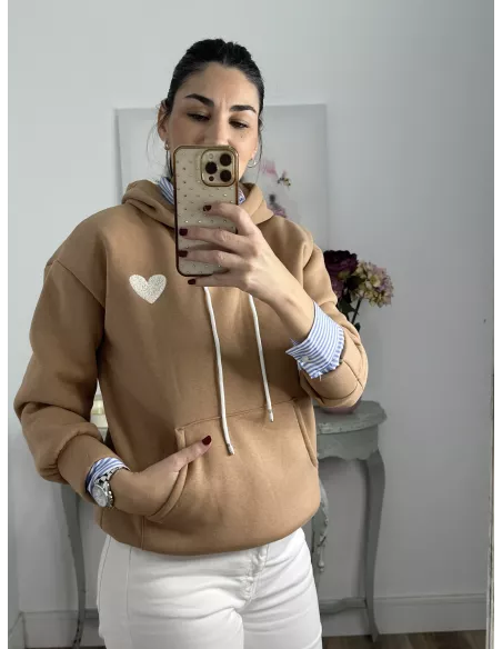 Sudadera camel capucha con corazón
