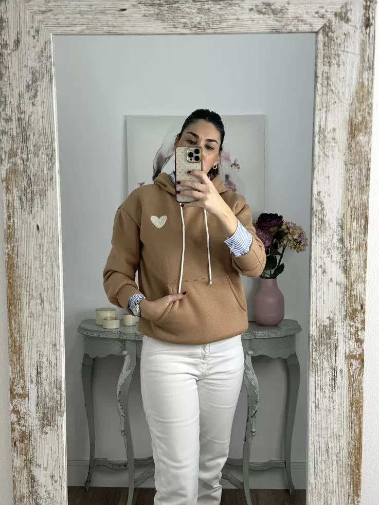 Sudadera camel capucha con corazón