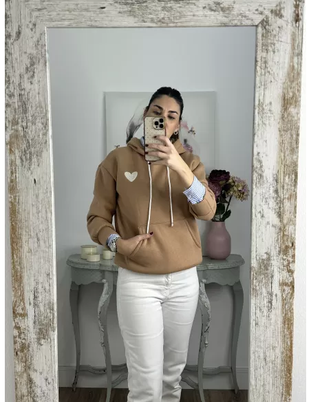 Sudadera camel capucha con corazón