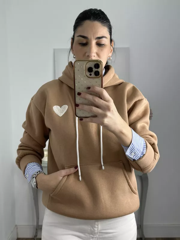 Sudadera camel capucha con corazón