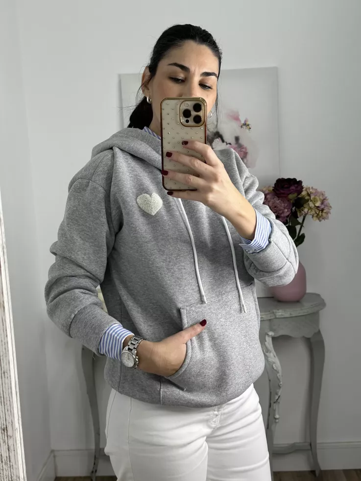 Sudadera gris capucha con corazón