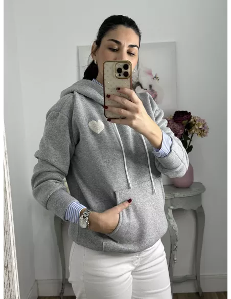 Sudadera gris capucha con corazón