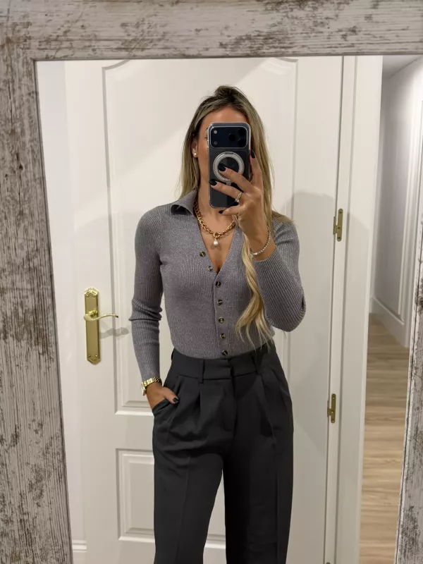 Body de punto gris con botones