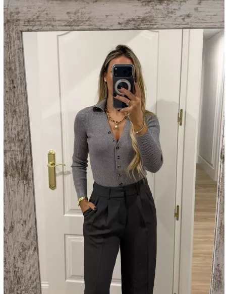 Body de punto gris con botones