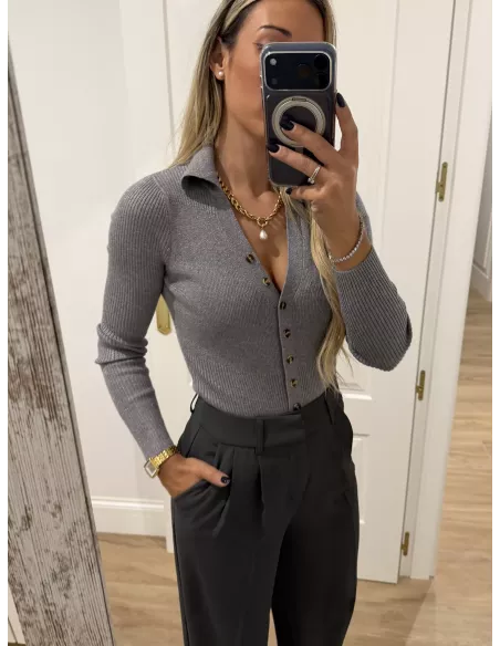 Body de punto gris con botones